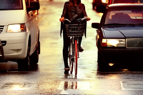 Kā autovadītājam un velosipēdistam apbraukt vienam otru ceļu satiksmē?
