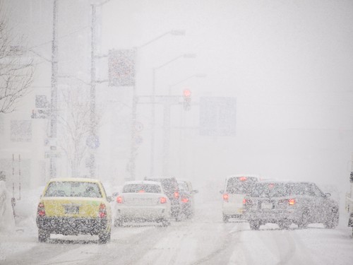 Ko darīt, ja nekontrolē auto uz zemes ceļa vai sliktos laika apstākļos?