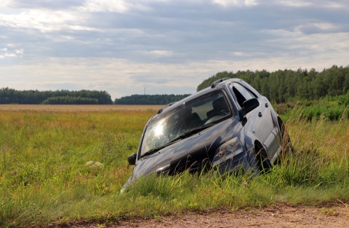 Kā rīkoties, ja auto ieslīdējis grāvī?