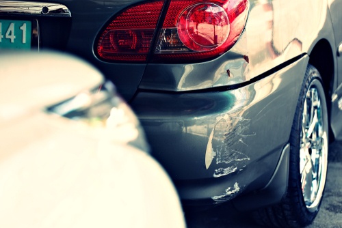 Kā rīkoties, ja gadījies apskādēt citu auto stāvvietā?