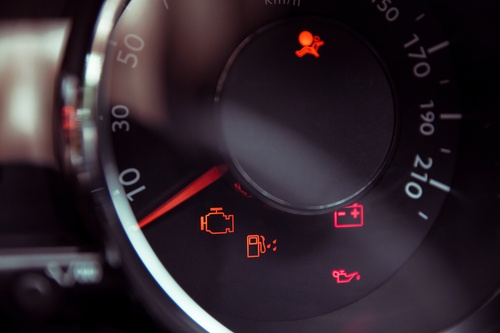 Par ko brīdina neskaitāmās signāllampiņas Tava auto panelī?