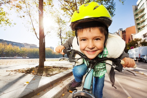 Kas Tev jāpastāsta bērnam, pirms atļaut braukt ar velosipēdu satiksmē?