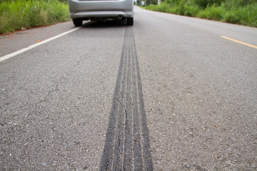 Kā riepu kvalitāte un braukšanas ātrums ietekmē bremzēšanas ceļu?