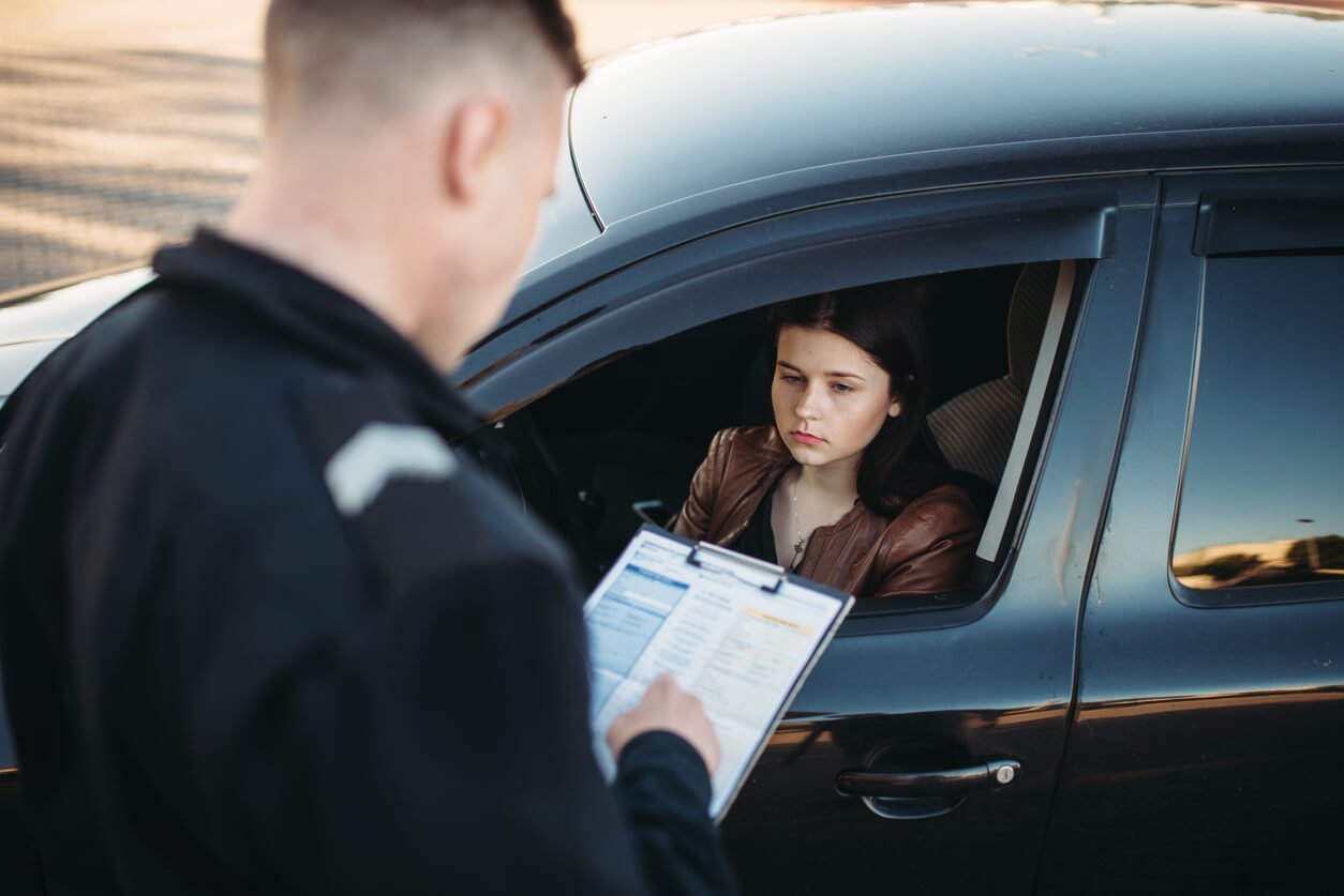 policija apturēja auto